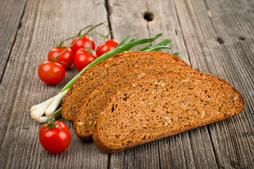 Fototapeta na wymiar slices of rye bread and tomatoes