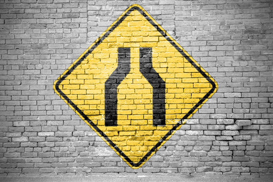 Ziegelsteinmauer mit Verkehrszeichen Verengte Fahrbahn (Bundesstaat New York) Graffiti  