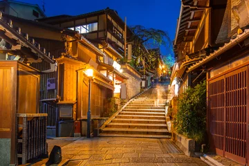 Poster Japanse oude stad in het Higashiyama-district van Kyoto bij nacht, Japan © Patryk Kosmider
