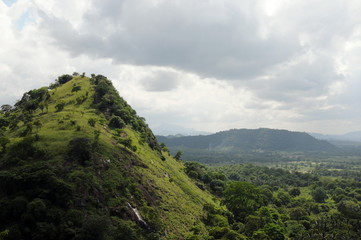 Fototapeta na wymiar Mountain scenery from the famous Dambulla cave temple.
