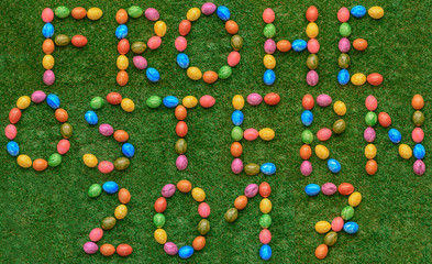 Bunter Frohe Ostern Schriftzug im Gras