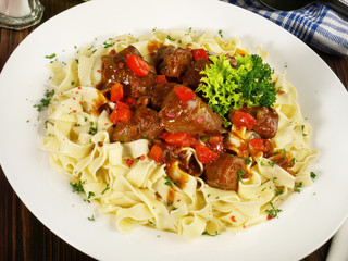 Gulasch auf Nudeln mit Paprika