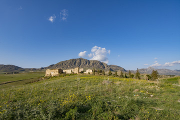 Fototapeta na wymiar Vecchia masseria tra le campagne dell'entroterra Siciliano, Italia
