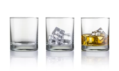 Foto op Plexiglas Alcohol Leeg glas, glas met ijsblokjes en glas met whisky en ijsblokjes. Geïsoleerd op witte achtergrond