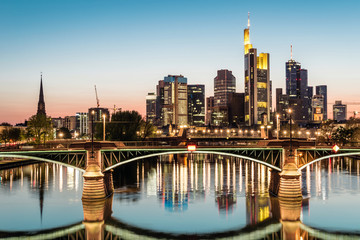 Fototapeta na wymiar Frankfurt am Main am Abend, Deutschland