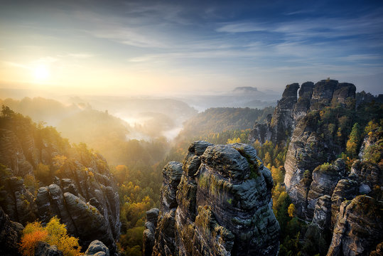 Fototapeta Mgłowy wschód słońca przy Bastei, sas Szwajcaria, Niemcy