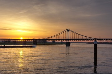 Sonnenaufgang an der Uerdinger Rheinbrücke