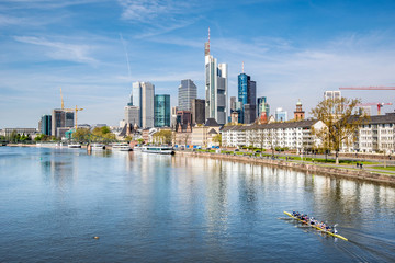 Skyline von Frankfurt am Main und Ruderboot, Deutschland