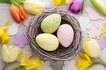 Schilderijen op glas Easter and spring decoration, flowers and eggs. © gitusik