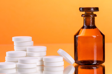 Tabletten mit kleiner brauner Flasche