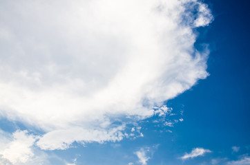 Obraz premium Clouds in the clear day