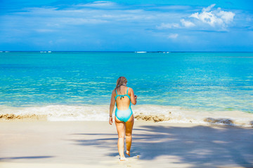 Fototapeta na wymiar Back view of girl on the beach