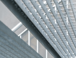 Stahltreppe aus feuerverzinkten Gitterrosten, Architektur, Metallbau, Sicherheit, Baumaterial