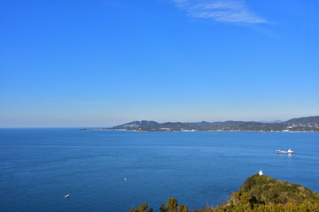 Fototapeta na wymiar 鳴門公園展望台から見た淡路島南西部(2017年2月)