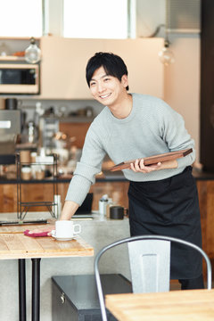 カフェ店員