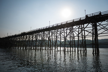 Obraz premium Wooded bridge over the river (Mon Bridge) in Sangkhlaburi District, Kanchanaburi, Thailand. And is a major tourist attraction of Thailand