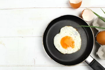 Photo sur Plexiglas Oeufs sur le plat oeuf au plat en forme de coeur pour le petit déjeuner sur assiette