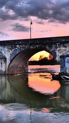 coucher de soleil sous un pont