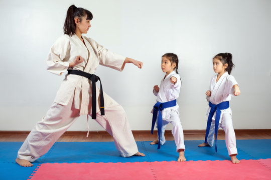 Coach woman showing martial art for children