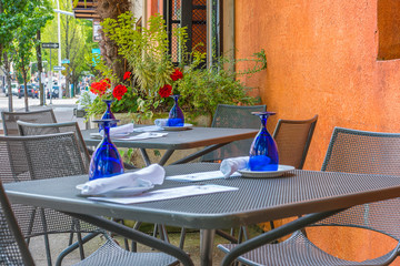 outdoor dining at sidwalk cafe