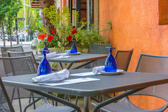 outdoor dining at sidwalk cafe