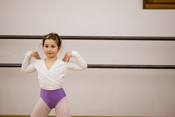 Naklejka premium Little girl dancing