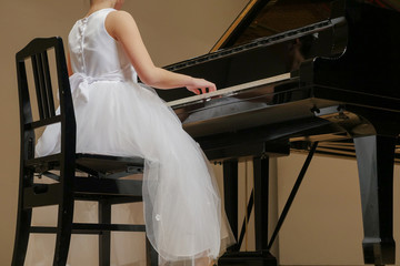 ピアノを演奏する少女 © mtaira