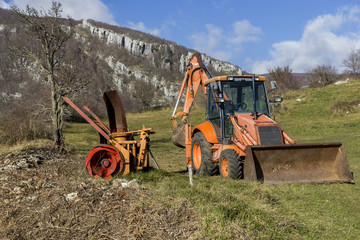 Obraz premium agricultural machinery in mountain scenary