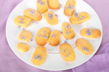 Kekse mit lilafarbenen Zucker