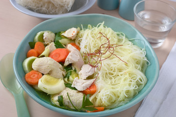 Reisnudeln mit Hühnefleisch und Gemüse