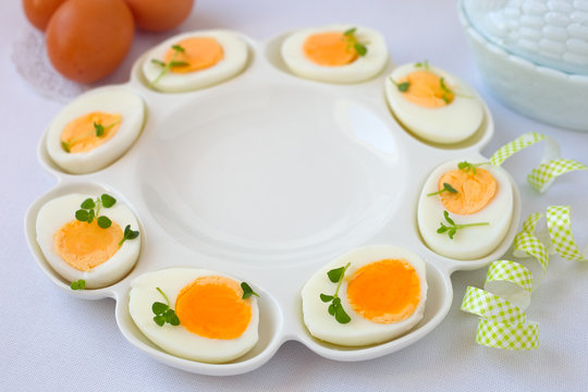 Gekochte Eier für Oster- Frühstück