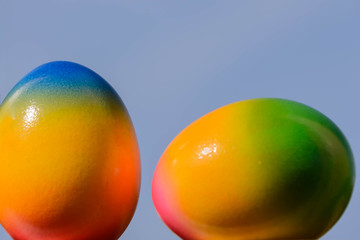 Zwei bunte Eier in Regenbogenfarben
