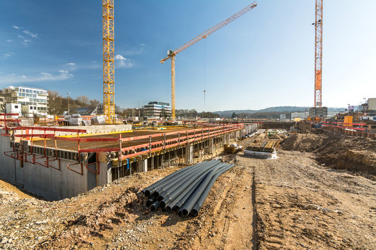 Baustelle Baugrube Neubau Baumaterial