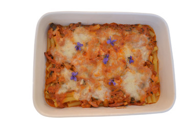 Nudelauflauf mit violetten Veilchenblüten