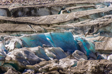 Türkisfarben leuchtet das Eis am Gletscher