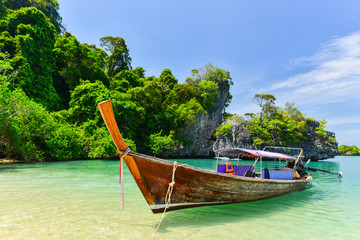 Plakat KRABI, THAILAND - April 30, 2014 : Long tail boat at Koh Pak Bia Island in Krabi province, Thailand.
