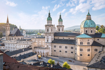 Obraz premium Panoramę miasta Salzburg z katedrą w lecie, Salzburg, Austria