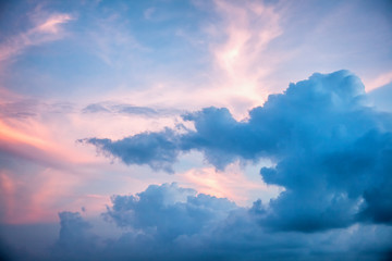 Fototapeta premium Jaskrawy kolorowy zmierzchu niebo z światłem słonecznym i chmurami. Naturalne tło i tekstura