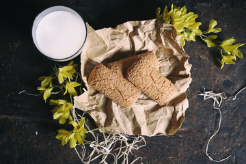 colazione latte e biscotti