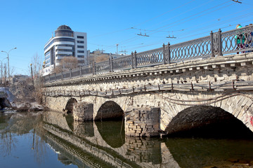 Obraz premium Ка́менный мост — первый каменный мост в Екатеринбурге через реку Исеть