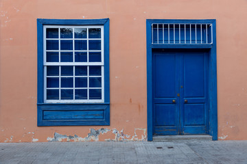 Fototapeta na wymiar Mediterrane Fassade mit Tür und Fenster