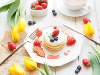 チューリップとイチゴパンケーキ © hiro cafe