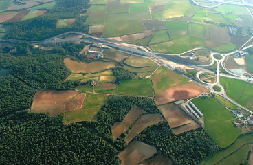 paisaje aereo de campos y autopistas en la provincia de Girona Cataluña España