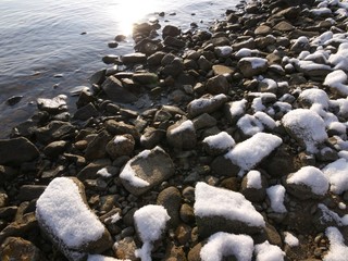 湖畔の朝　雪景色