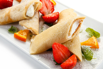 Pancakes with strawberries and creme