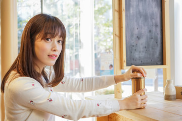 マイボトルを持つ女性