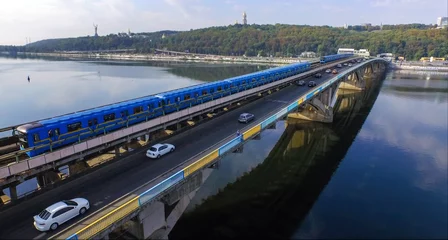 Tuinposter luchtfoto op metrobrug in kiev © kariochi