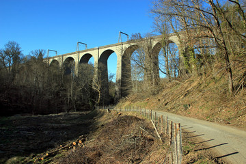 Un viaduc ferroviaire.