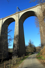 Un viaduc ferroviaire.