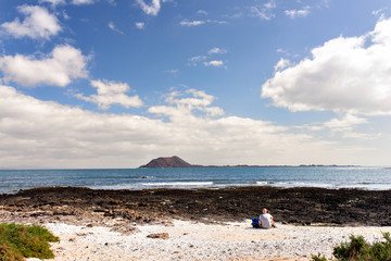 couple regardant l'île de Lobos